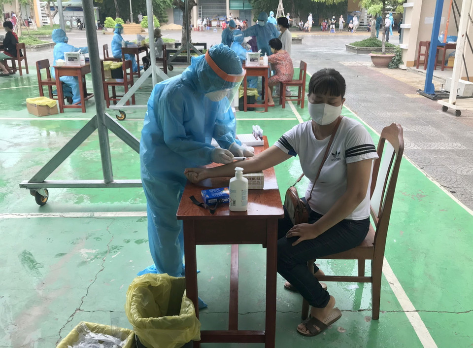 Một người dân đang được nhân viên y tế lấy mẫu máu. (Ảnh: TTXVN phát)