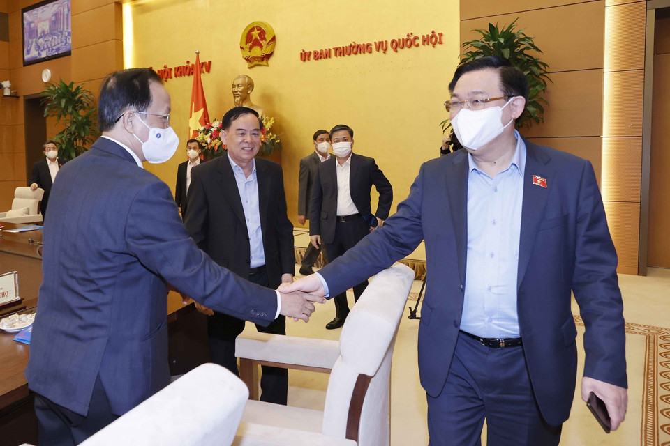 Chủ tịch Quốc hội Vương Đình Huệ với các đại biểu. (Ảnh: Doãn Tấn/TTXVN)