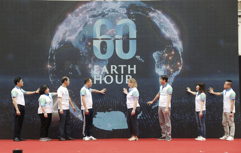 Các đại biểu thực hiện nghi thức phát động Chiến dịch Giờ Trái đất 2023. (Ảnh: Trần Việt/TTXVN)