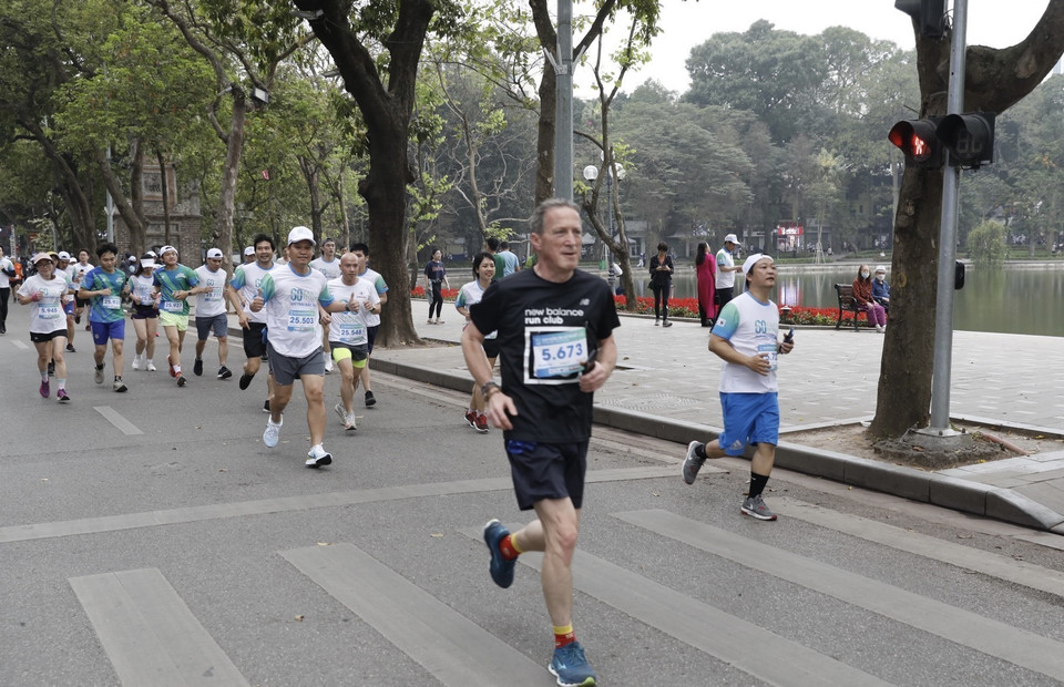 Hơn 1.000 cán bộ, công chức, viên chức của Bộ Công Thương các bộ, ngành liên quan cùng đại diện các tổ chức trong và ngoài nước, doanh nghiệp sản xuất, kinh doanh, tổ chức kinh tế-xã hội, hiệp hội ngành hàng và người dân tham gia hưởng ứng. (Ảnh: Trần Việt/TTXVN)