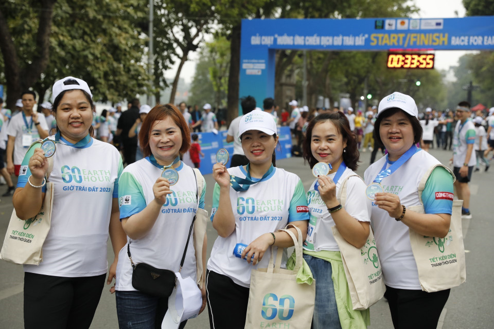 Các vận động viên nhận kỷ niệm chương. (Ảnh: Trần Việt/TTXVN)