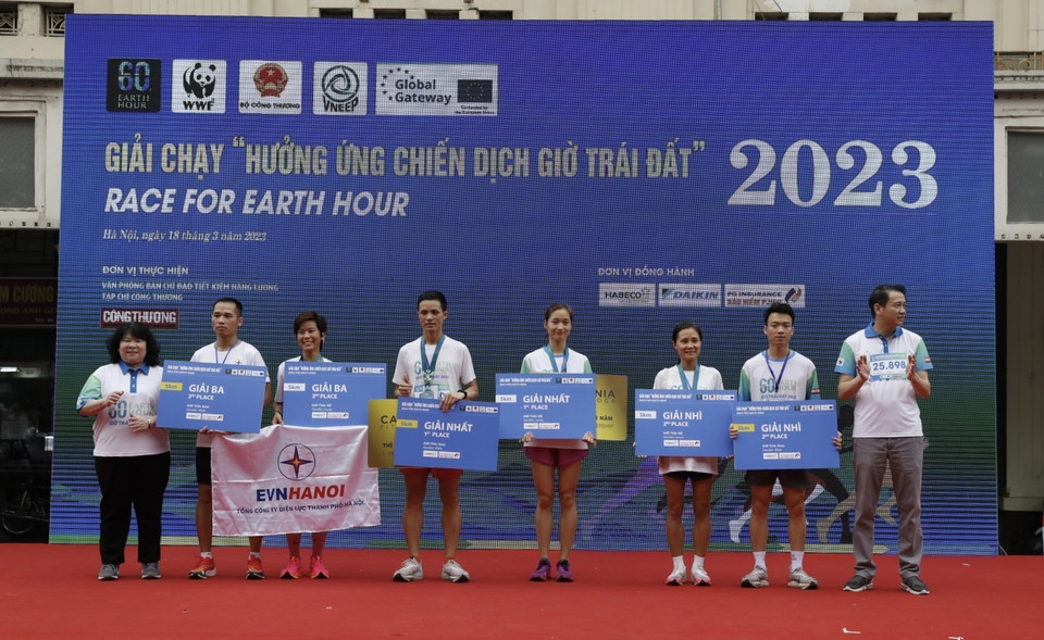 Các vận động viên nhận giải. (Ảnh: Trần Việt/TTXVN)