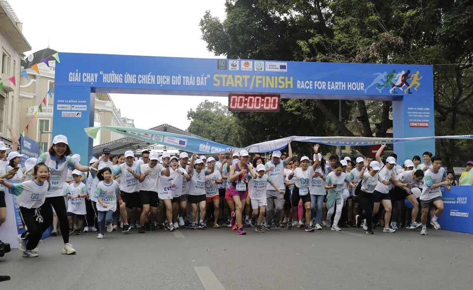 Các vận động viên xuất phát Giải chạy hưởng ứng Chiến dịch Giờ Trái Đất 2023. (Ảnh: Trần Việt/TTXVN)