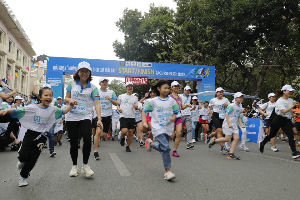 Các vận động viên xuất phát Giải chạy hưởng ứng Chiến dịch Giờ Trái Đất 2023. (Ảnh: Trần Việt/TTXVN)