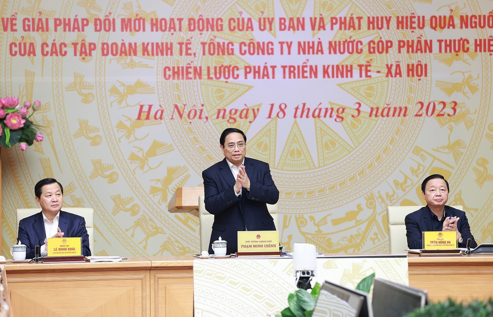 Thủ tướng Phạm Minh Chính và các Phó Thủ tướng Lê Minh Khái, Trần Hồng Hà chủ trì buổi làm việc. (Ảnh: Dương Giang/TTXVN)