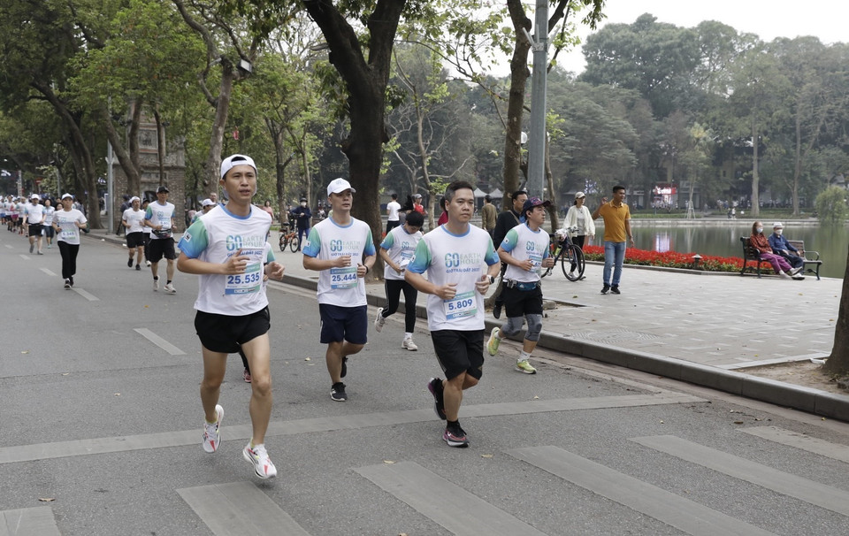 Các vận động viên trên đường chạy. (Ảnh: Trần Việt/TTXVN)