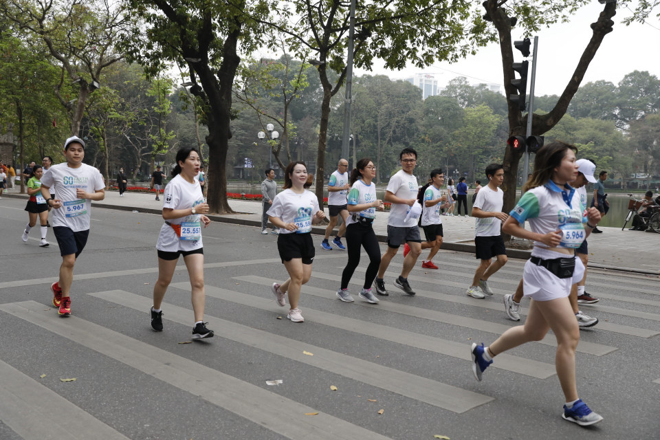 Các vận động viên trên đường chạy. (Ảnh: Trần Việt/TTXVN)
