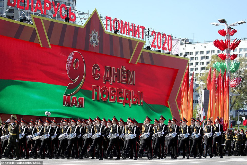 Các quân nhân diễu hành ở trung tâm thành phố Minsk, Belarus.