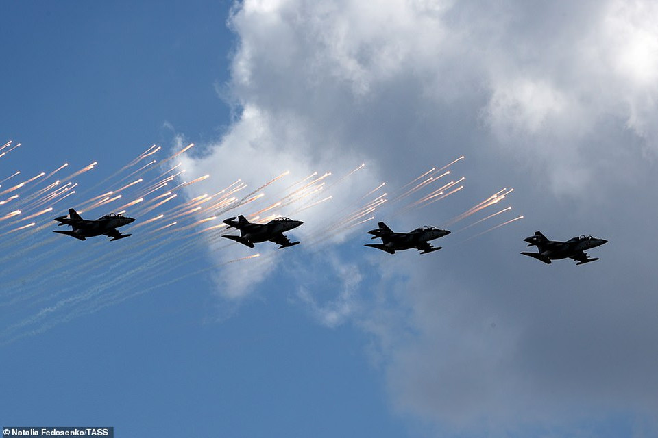 Máy bay chiến đấu Sukhoi Su-30 tham gia diễu binh mừng Ngày Chiến thắng tại Minsk, Belarus.