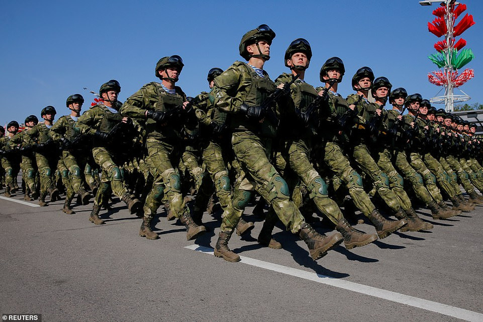 Các quân nhân diễu hành ở trung tâm thành phố Minsk, Belarus.