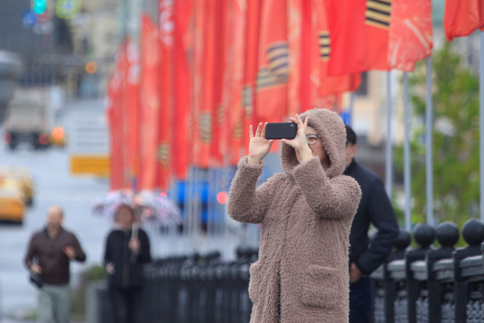 Người dân Moskva ra đường xem diễu binh kỷ niệm 75 năm Ngày chiến thắng phátxít. (Ảnh: Trần Hiếu/Vietnam+)