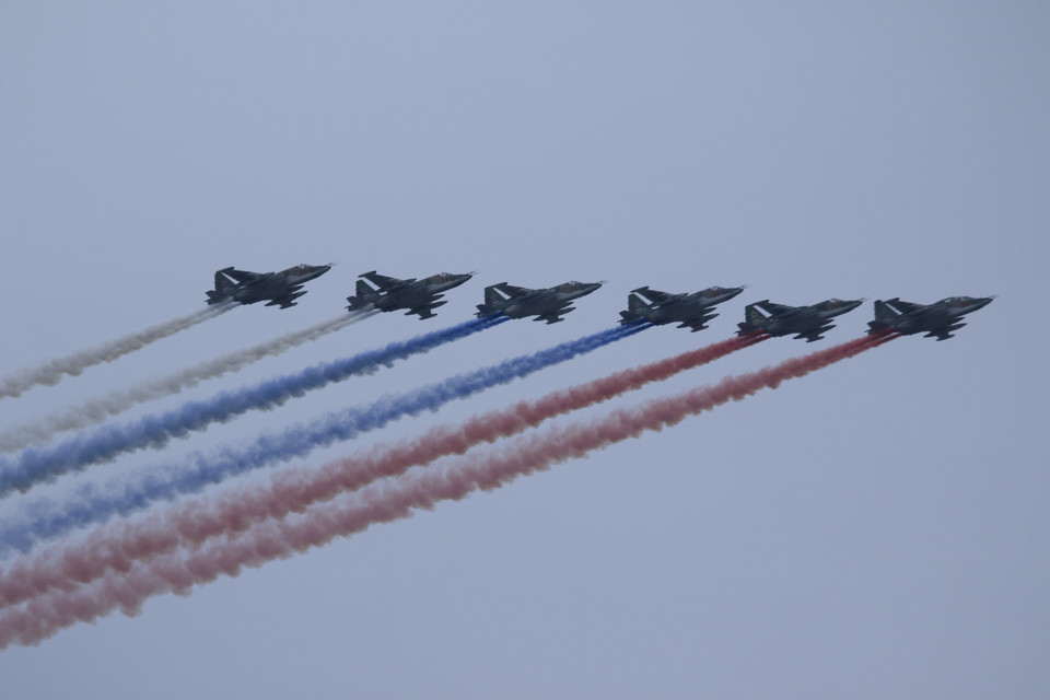 Biên đội máy bay chiến đấu Su-25 kết thúc màn diễu binh bằng dải khói 3 màu Trắng-Xanh-Đỏ tượng trưng cho quốc kỳ Liên bang Nga. (Ảnh: Trần Hiếu/TTXVN)