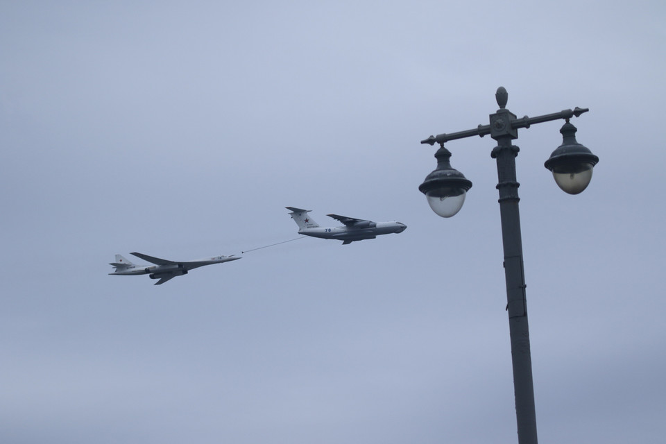 Biên đội máy bay vận tải IL-76 tham gia diễu binh không quân. (Ảnh: Trần Hiếu/TTXVN)