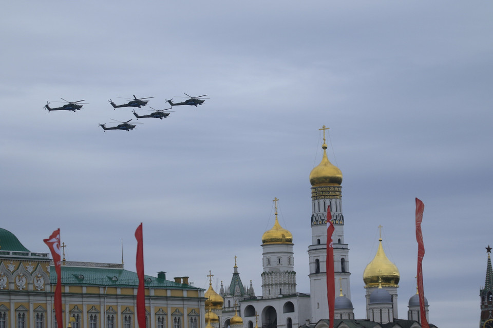 Màn diễu binh không quân của Lực lượng không quân vũ trụ Nga. (Ảnh: Trần Hiếu/TTXVN)