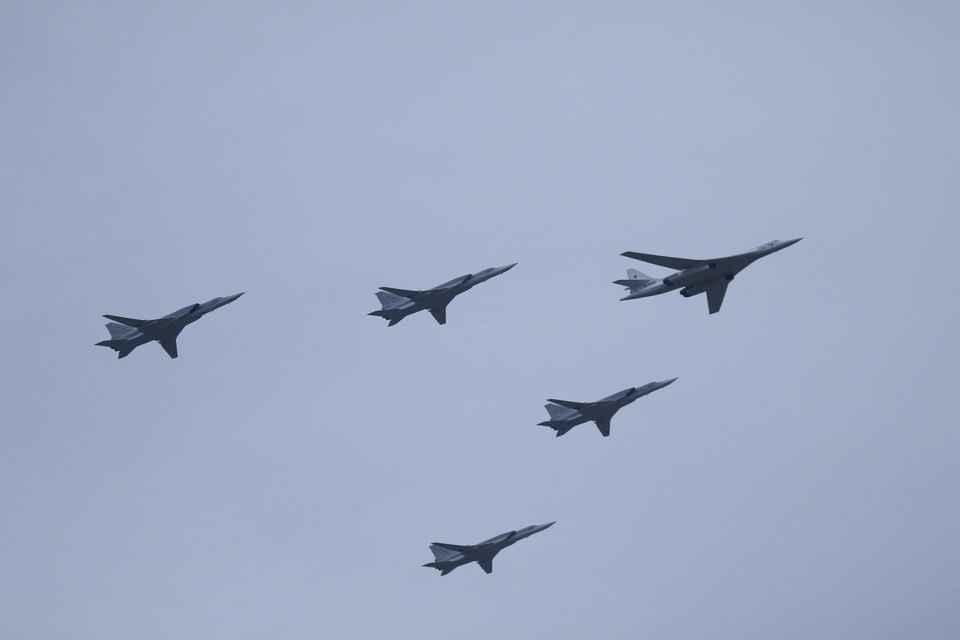 Biên đội hỗn hợp máy bay ném bom chiến lược Tu-160 và máy bay Su-24 của không quân Nga. (Ảnh: Trần Hiếu/TTXVN)