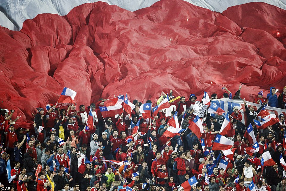 Khán giả Chile khiến trận đấu trở nên nóng hơn.