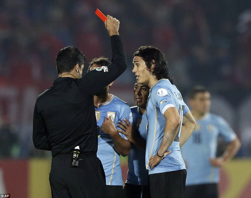 Cavani phải nhận thẻ đỏ, tạo bước ngoặt cho Chile đánh bại Uruguay.