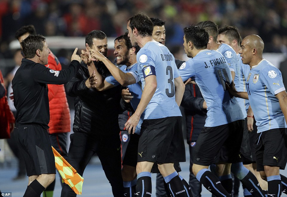 Những phút cuối tiếp tục nóng hơn và Uruguay đã phải rời giải với chiếc thẻ đỏ thứ 2 khi Jorge Fucile bị truất quyền thi đấu ở phút 88.