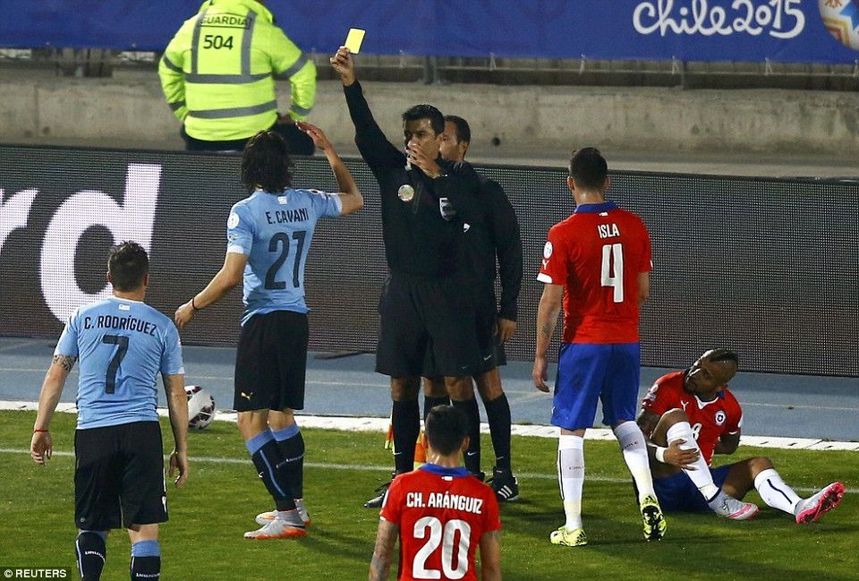 Trọng tài đã phải dùng thẻ vàng để kiềm chế các cầu thủ.