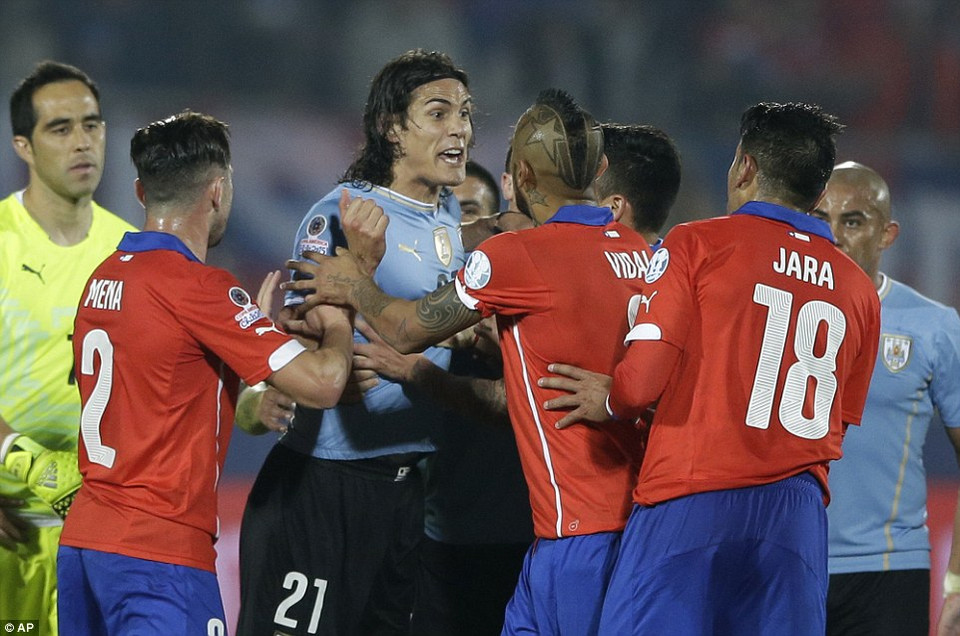 Cavani tiếp tục trở thành tâm điểm sau pha va chạm với 1 cầu thủ Chile.