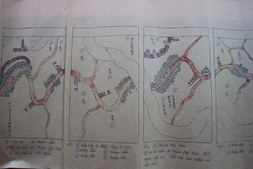 "Hoàng Hoa sứ trình đồ" là cuốn sách miêu tả về một trong những hoạt động ngoại giao của Việt Nam và Trung Hoa trong thế kỷ XVIII, cụ thể là việc đi sứ của sứ bộ Việt Nam sang Trung Hoa, thể hiện việc giao lưu giữa các quốc gia ở khu vực châu Á-Thái Bình Dương. (Ảnh: Hoàng Ngà/TTXVN)