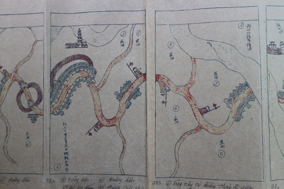 Cuốn sách với phần chính là bản đồ ghi chép bằng nhiều hình ảnh, thông tin phong phú, quý hiếm về hành trình đi sứ của Sứ bộ Đại Việt thế kỷ XVIII do Nguyễn Huy Oánh (1713-1789) biên tập, hiệu đính và chú thích trong các năm 1765-1768 từ các tài liệu của nhiều thế hệ đi sứ trước, đồng thời bổ sung thêm các chi tiết liên quan đến chuyến đi năm 1766-1767 do ông làm Chánh sứ. (Ảnh: Hoàng Ngà/TTXVN)