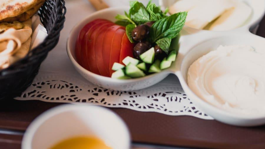 THỔ NHĨ KỲ: Kahvalti là bữa sáng truyền thống của Thổ Nhĩ Kỳ, một bữa ăn tương đối phong phú, đặc biệt đối với những người thích ăn những thứ đồ ăn nhẹ. Bữa ăn bao gồm simit, một loại bánh mì tròn, hay pide, bánh mì dẹt nướng giòn, ăn kèm với các loại phomai tươi và mặn, quả oliu, bánh ngọt halvah, mật ong. Trứng sẽ được rán cùng những lát sucuk, một loại xúc xích làm từ thịt bò, tỏi, ớt đỏ, thìa là.(Nguồn: CNN)