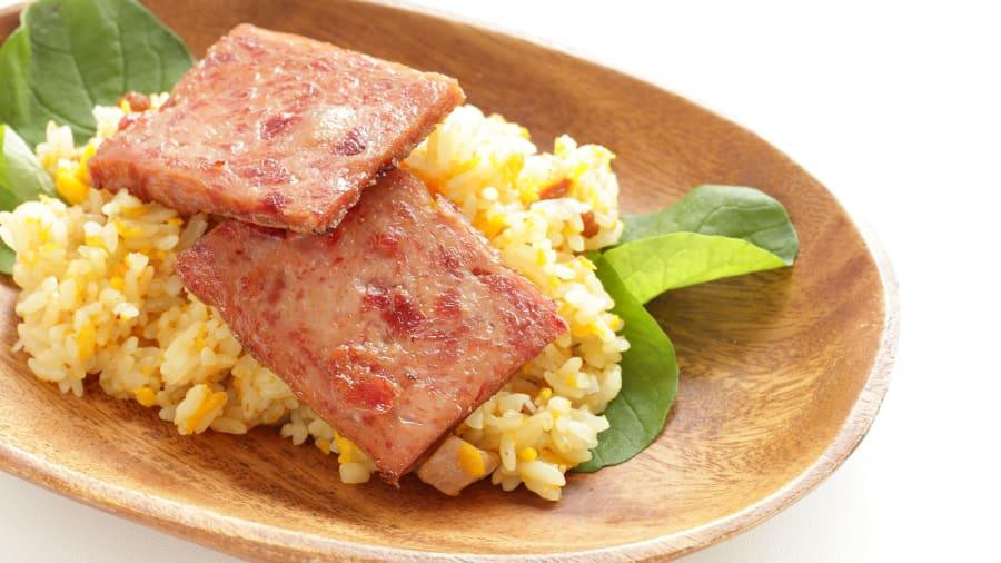 GUAM Giống như nhiều quốc gia châu Á-Thái Bình Dương khác, người dân Guam yêu thích món cơm rang trứng. Bên cạnh đó còn cso xúc xích thịt lợn chamorro, một loại xúc xích tươi được đặt theo tên của người dân bản xứ trên đảo. (Nguồn: CNN)