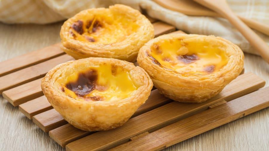 BỒ ĐÀO NHA: Càphê với rất nhiều sữa là lựa chọn đầu tiên cho bữa sáng tại Bồ Đào Nha. Uma mei de leite là một hỗn hợp nửa sữa nửa càphê, hoặc um galao, với rất nhiều sữa và một chút càphê, là cách để bắt đầu một ngày mới. Mặc dù nhiều người Bồ Đào Nha thường ăn bánh mì nướng với loại đồ uống này, thì sự kết hợp hoàn hảo nhất lại là pasteis de nata, bánh tart trứng. Lớp vỏ ngàn lớp xốp giòn cùng phần nhân kem trứng ở giữa còn là sự lựa chọn hoàn hảo cho một bữa ăn nhẹ vào giữa buổi sáng của người Bồ Đào Nha. (Nguồn: CNN)