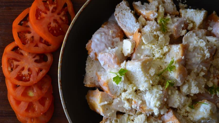 BULGARIA Popara là món ăn sử dụng bánh mì còn thừa lại từ ngày hôm trước. Đây là món ăn sáng nóng hổi và được ưa thích trong tuổi thơ của người Bulgaria. Đó là một món ăn 'lai' giữa cháo và pudding, với bánh mì cắt nhỏ được rưới với sữa ấm hoặc trà, trộng với phomai sirene của Bulgaria, bơ, đường, chờ cho đến khi mềm. Hương vị của món ăn đến từ phomai sirene, một loại phomai mềm và ngậy, không quá mặn, mà có hương vị như phomai dê tươi. (Nguồn: CNN)