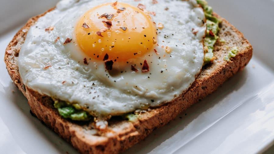 AUSTRALIA: Với những ai yêu thích những loại thực phẩm tươi, ngũ cốc nguyên hạt, quả bơ và các loại bánh mì nướng, hãy thử bữa sáng của người Australia. Đó có thể là bánh mì nguyên cám ăn cùng quả bơ, hay một bát hạt lúa mì farro ăn cùng trứng chần và rau củ muối chua hoặc pudding gạo ăn với sữa chua, các loại hạt vả quả mọng. Và đặc biệt còn có flat white, là một ly espresso đặc biệt với lớp bọt trắng mềm mại ở trên. (Nguồn: CNN)