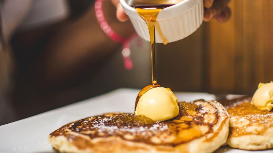 MỸ: Một bữa sáng 'kinh điển' của Mỹ thường là bánh kếp nhiều lớp cùng thịt xông khói rán giòn. Sự kết hợp tương phản giữa mặn và ngọt này khiến cả trẻ em lẫn người lớn đều yêu thích. Và dù sau này người ta có thêm đủ thứ vào bánh kếp, từ việt quất tươi cho đến socola chip, thì siro lá phong cùng bơ vẫn là lựa chọn vàng cho món bánh này.(Nguồn: CNN)