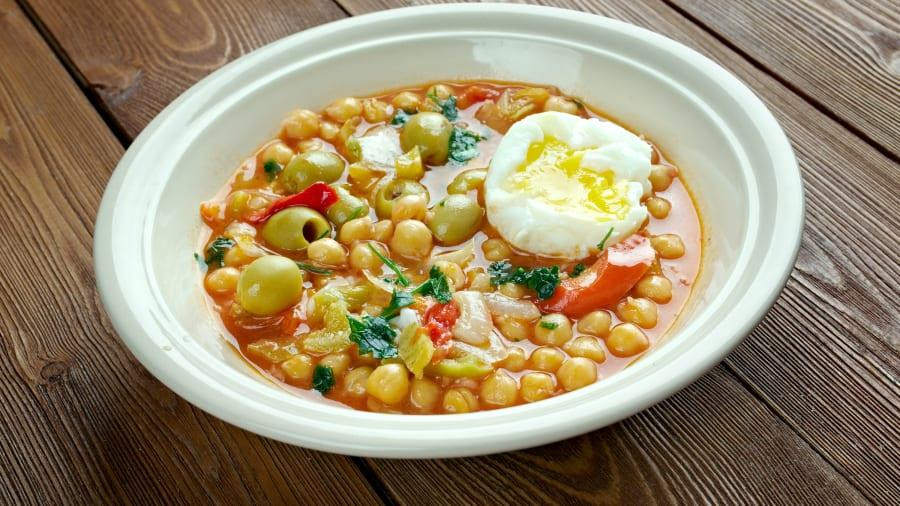 TUNISIA: Những ai yêu thích những món ăn đậm hương vị sẽ không thể bỏ qua lablabi, món súp đậu xanh với rất nhiều gia vị trong bữa sáng tại Tunisia. Đậu gà và tương ớt harissa là hai thành phần chính của món súp này, với những điều chỉnh khác nhau tùy khẩu vị. Đôi khi người ta bỏ vào đó những mẩu bánh mì nướng giòn, hoặc vắt một chút chanh, đôi khi được thêm kem, sữa chua hoặc quả oliu. Và với một quả trứng chần ở trên cùng, đây là một bữa sáng giúp bạn đủ chất trong cả ngày.(Nguồn: CNN)