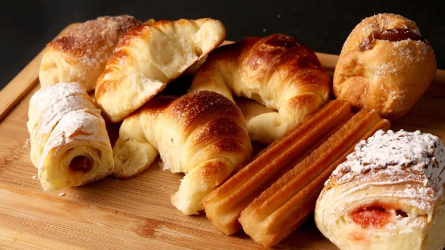 ARGENTINA:Bữa sáng của Argentina là một bộ sưu tập các loại bánh ngọt với đủ loại hình dáng và hương vụ. Trong đó, phổ biến là các loại bánh hoa cúc, bánh sừng bò, bánh rán, và không thể thiếu bánh quẩy churros, thường được nhúng trong socola. Những chiếc bánh này thường chứa đầy nhân kem pastelera, một loại kem trứng sữa vani. Và không thể thiếu một tách càphê. (Nguồn: CNN)