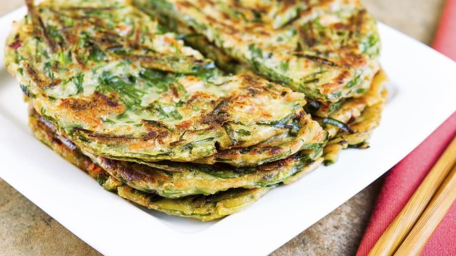 ĐÀI LOAN: Sữa đậu nành là một đặc sản của Đài Loan, bán từ các gánh hàng rong đến trong các nhà hàng. Loại đồ uống này, uống nóng vào mùa đông và uống lạnh vào mùa hè, là sự kết hợp hoàn hảo với bánh hành, bánh bao hoặc bánh bột mì rán, rất phố biến trong các bữa sáng tại Đài Loan. Một số người còn lựa chọn cách nhúng bánh vào sữa đậu nành để tạo nên những hương vị rất đặc biệt. (Nguồn: CNN)