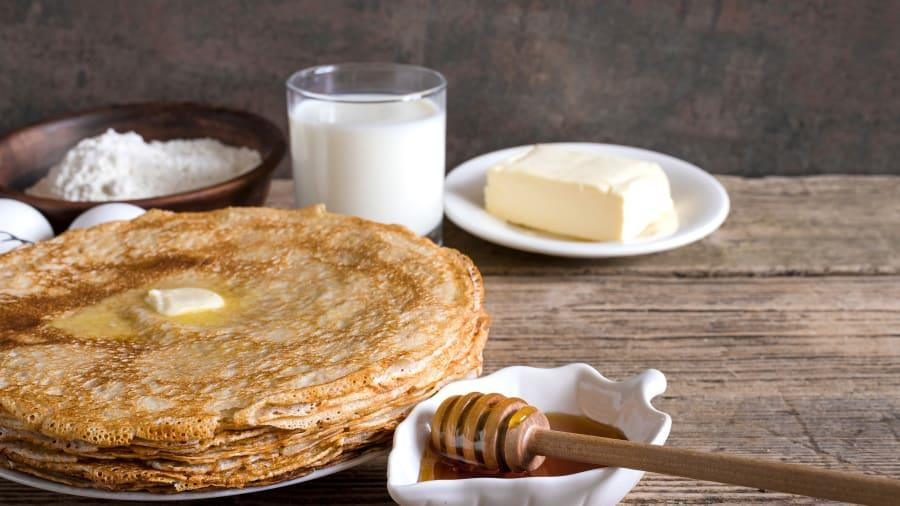 UKRAINE Mềm mại, mịn mượt ở bên trong và nâu giòn ở bên ngoài, món bánh kếp syrniki của Ukraine có hương vị xứng đáng với một bữa tiệc buffet năm sao. Tuy vậy, chúng được làm từ những nguyên liệu đơn giản: phomai tươi từ nông trại rất sánh ngậy, rán trên chảo. Giống như bánh kếp của Mỹ hay bánh mỳ nướng của Pháp, món bánh này được ăn cùng hoa quả tươi hoặc rắc đường bột, hoặc với một loại kem chua để tăng hương vị. (Nguồn: CNN)