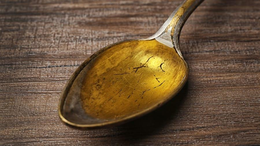 ICELAND: Người Iceland bắt đầu một ngày mới với một thìa dầu gan cá tuyết cung cấp axit béo omega-3. Ngoài ra còn có hafragrautur, bột yến mạch ăn cùng các loại hạt, nho khô, đường, hoặc một loại sữa chua đặc đến mức có hương vị gần như một loại phomai tươi. (Nguồn: CNN)