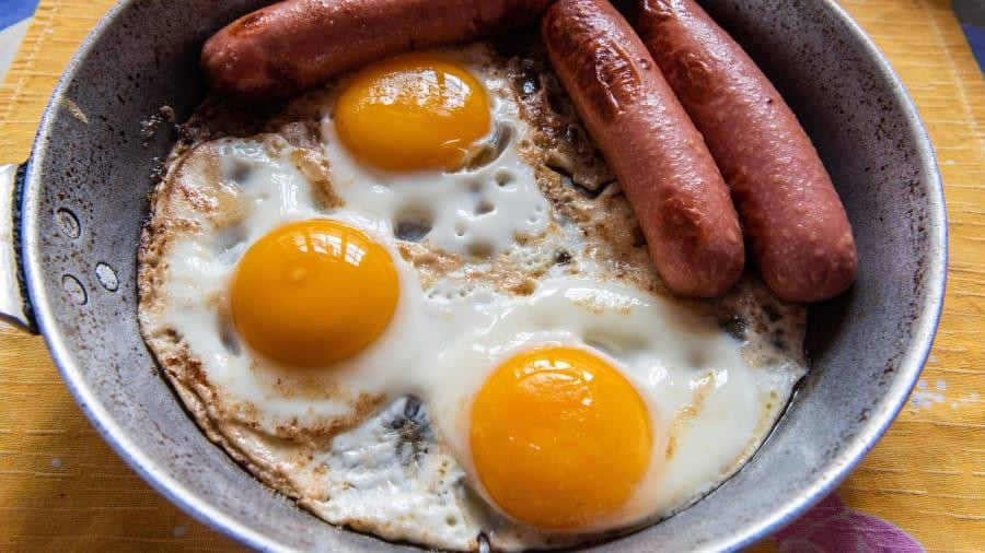 ĐỨC: Không có gì đáng ngạc nhiên khi xúc xích và các loại thị đóng vai trò chính trong frühstück, bữa sáng truyền thống của Đức. Bữa ăn sáng gồm rất nhiều loại xúc xích, thịt nguôi, phomai, bánh mì, bánh cuộn, cùng các loại trái cây tươi, mứt nhà làm, trứng luộc lòng đào.(Nguồn: CNN)