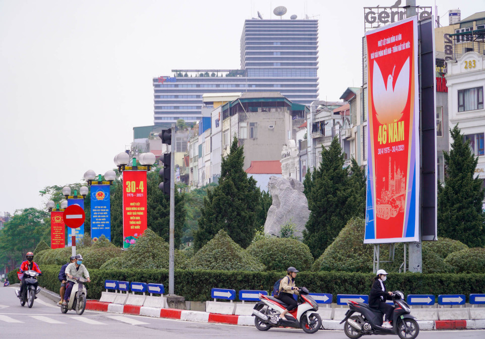 Băng rôn chào mừng 46 năm ngày Giải phóng miền Nam thống nhất đất nước treo khắp các tuyến phố ở Hà Nội. (Ảnh: Minh Hiếu/Vietnam+)