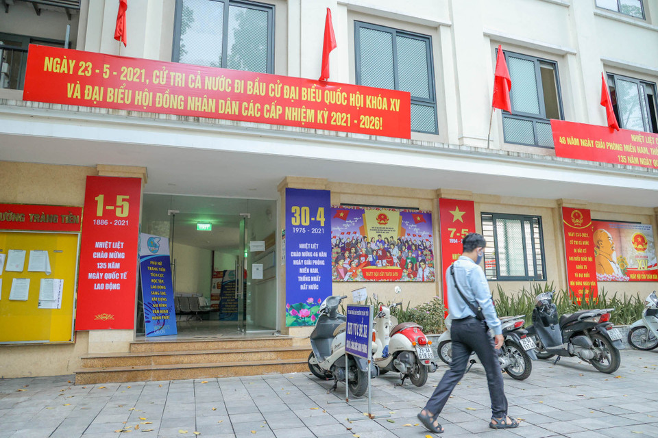 Trước các cơ quan hành chính được trang hoàng chào mừng ngày lễ trọng đại của dân tộc - Ngày Giải phóng miền Nam, Thống nhất đất nước 30/4. (Ảnh: Minh Hiếu/Vietnam+)