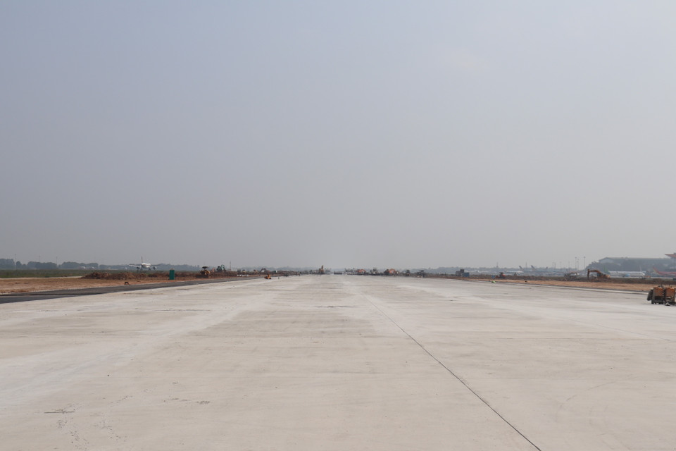 Khi sửa chữa và nâng cấp xong, ‘tuổi thọ’ đường băng Nội Bài ít nhất 20 năm và có thể tới 50 năm nếu như công tác bảo dưỡng định kỳ được làm thường xuyên theo đúng quy định. (Ảnh: Việt Hùng/Vietnam+)