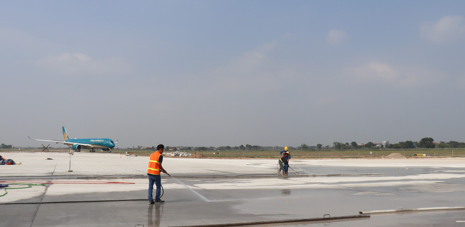 Trên công trường, công tác đảm bảo vệ sinh được đặc biệt chú ý để đảm bảo an toàn hàng không. (Ảnh: Việt Hùng/Vietnam+)