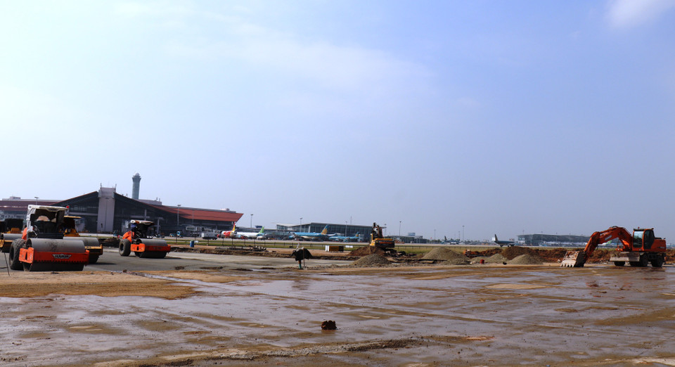 Dự án cải tạo, nâng cấp sân bay Nội Bài được phê duyệt tháng 4/2020 và làm theo lệnh khẩn cấp với hình thức giao thầu đến nay đạt hơn 90% khối lượng. (Ảnh: Việt Hùng/Vietnam+)