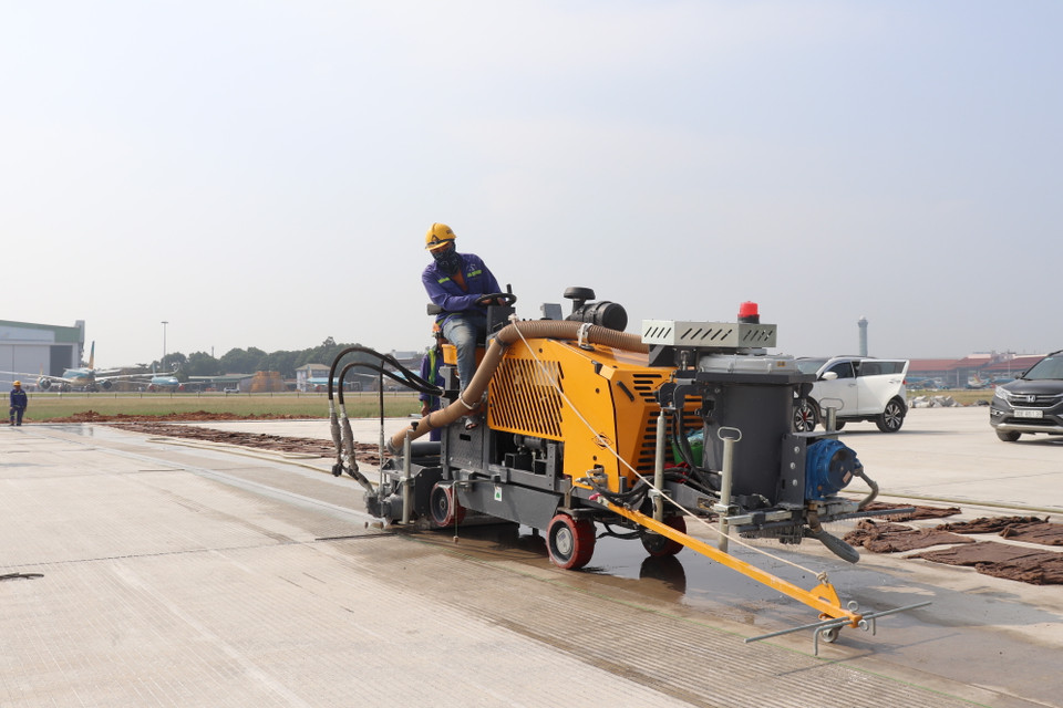 Hiện nay, đường cất hạ cánh đang được cắt tạo nhám để bảo đảm độ ma sát và sẽ đáp ứng tiến độ hoàn thành trước ngày 31/12. (Ảnh: Việt Hùng/Vietnam+)