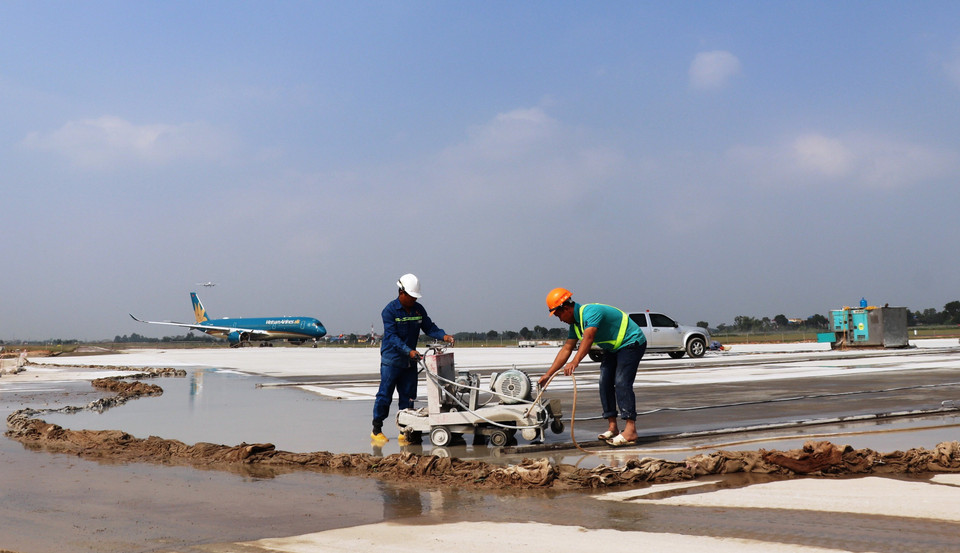 Đường cất hạ cánh 1B dài hơn 3000m đã cơ bản được hoàn thành theo đúng yêu cầu chất lượng, kỹ thuật, hiện đang bước vào giai đoạn hoàn thiện. (Ảnh: Việt Hùng/Vietnam+)