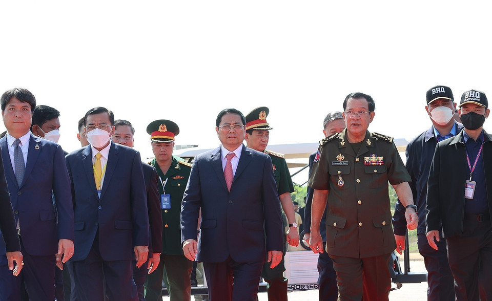 Thủ tướng Campuchia Samdech Techo Hun Sen đón Thủ tướng Phạm Minh Chính dự lễ kỷ niệm 45 năm Con đường tiến tới đánh đổ chế độ diệt chủng Pol Pot. (Ảnh: Dương Giang/TTXVN)