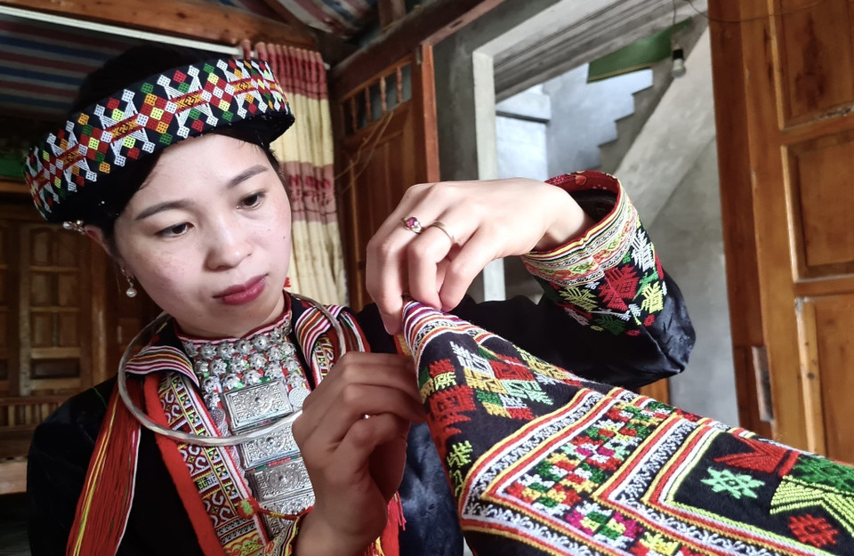 Chuẩn bị mũ cưới cho cô dâu người Dao Đỏ. (Ảnh: Tuấn Anh/TTXVN)