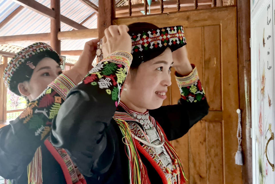 Thế hệ trẻ người Dao Đỏ ở Khai Trung tiếp tục gìn giữ và phát huy vẻ đẹp của bộ trang phục truyền thống. (Ảnh: Tuấn Anh/TTXVN)