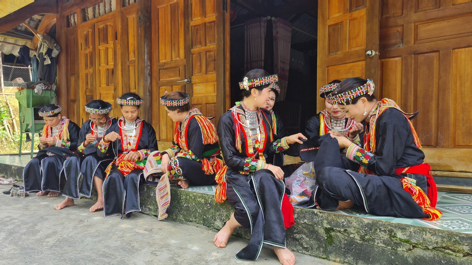 Để làm ra được một bộ trang phục hoàn chỉnh của người Dao Đỏ đòi hỏi phải có sự miệt mài, tỉ mỉ, mất rất nhiều thời gian. (Ảnh: Tuấn Anh/TTXVN)