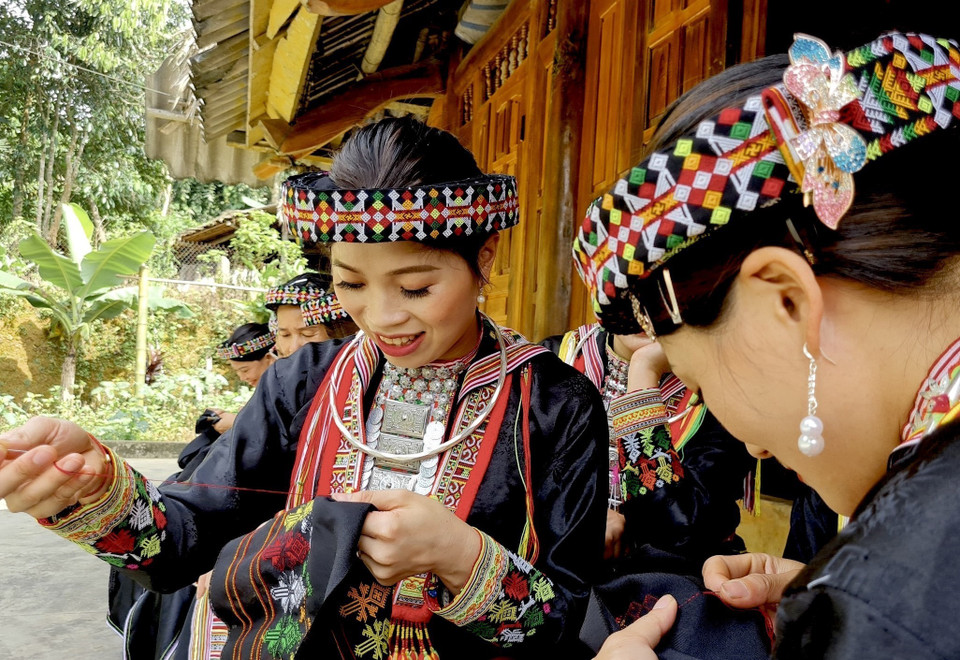 Với bộ trang phục truyền thống, những nét đẹp của người Dao Đỏ Yên Bái vẫn được trân trọng giữ gìn. (Ảnh: Tuấn Anh/TTXVN)